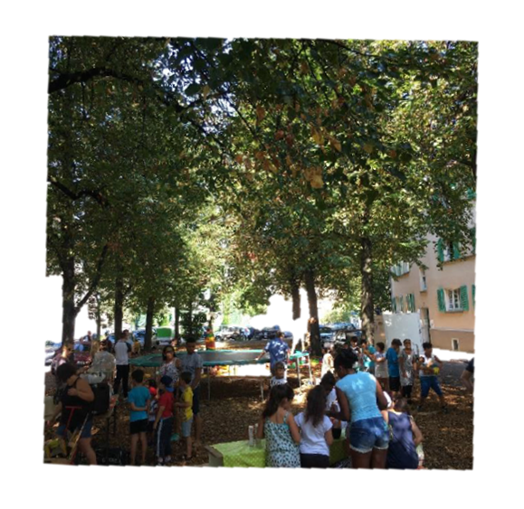 Viele Kinder spielen zusammen auf einer Wiese