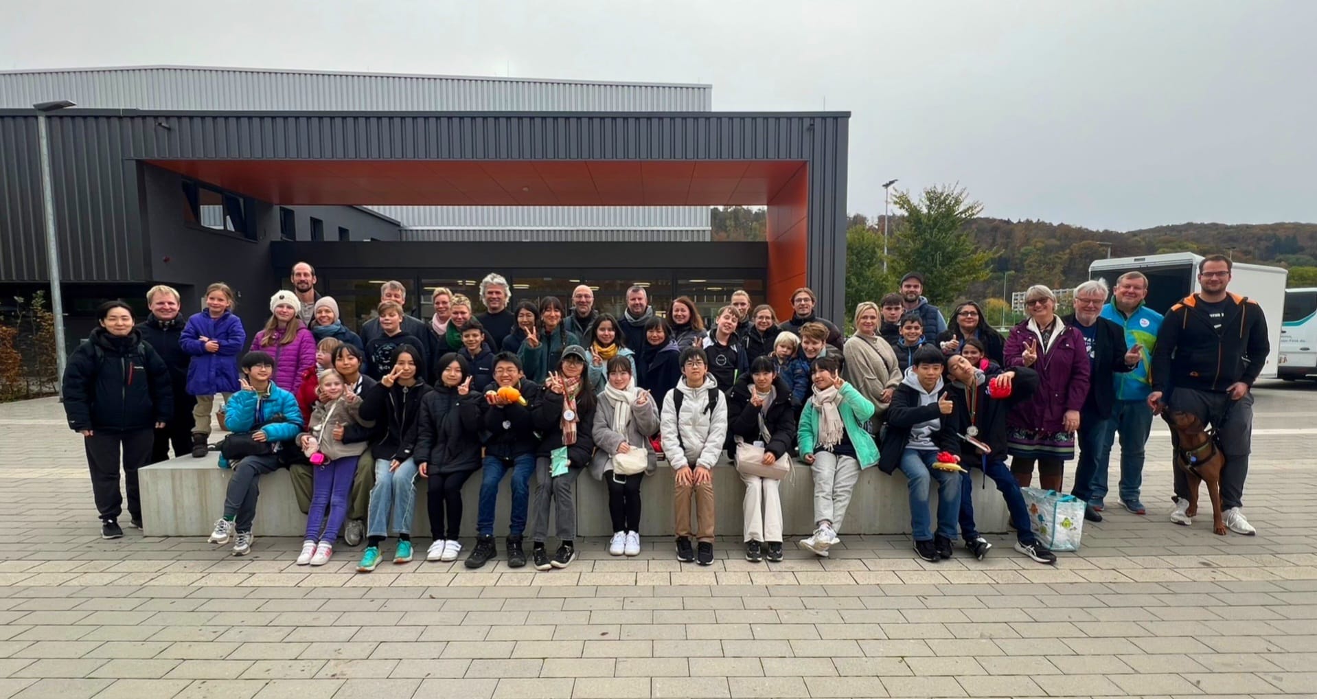 Gruppenbild der japanischen Gäste und ihrer Gastbeber