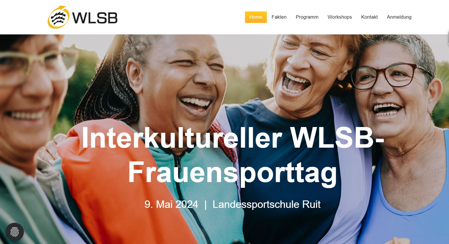 vier lachende Frauen in Sportbekleidung