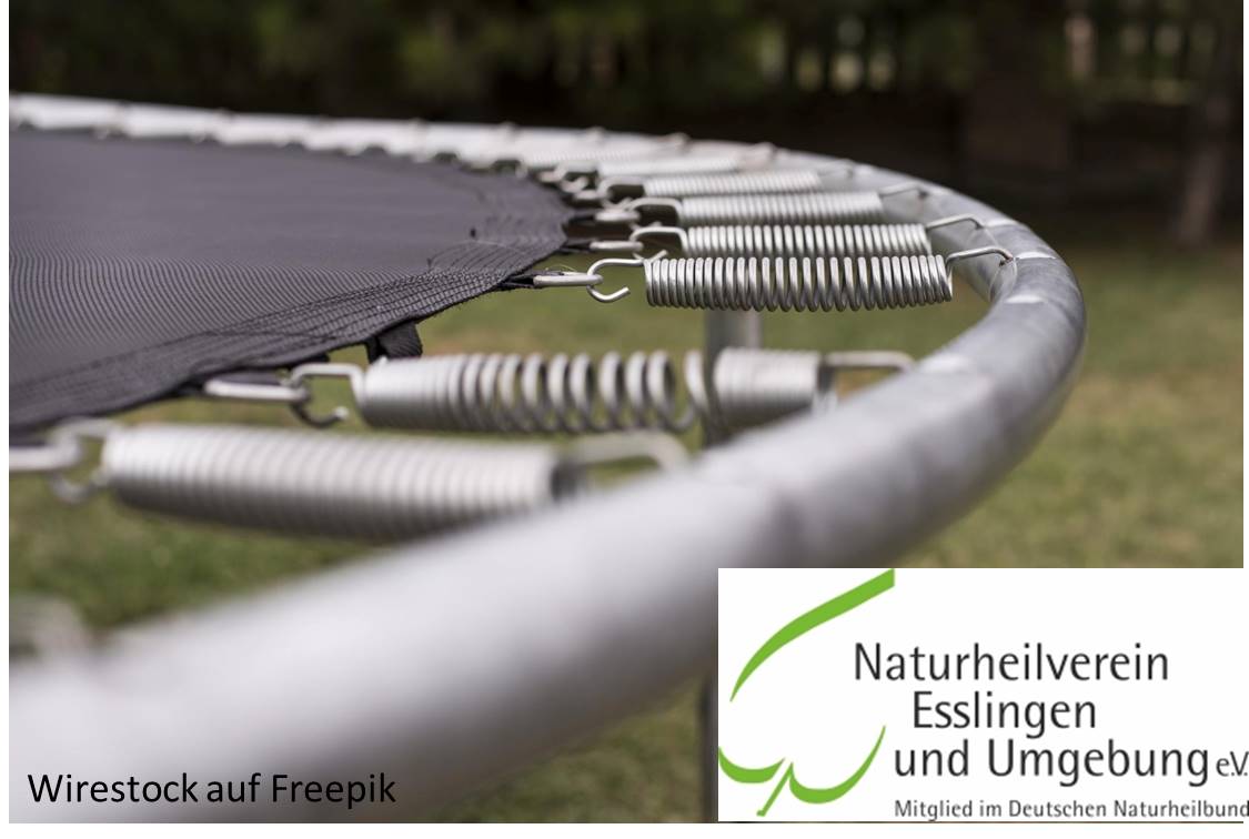 selektive Aufnahme eines Trampolins im Garten mit Logo des Naturheilvereins Esslingen