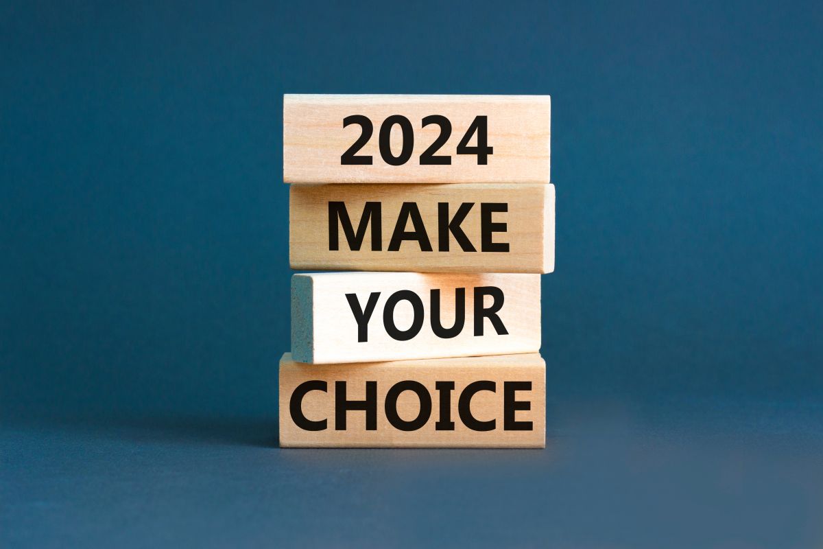 vier übereinanderliegende Holzklötze mit der Aufschrift 2025 make your choice